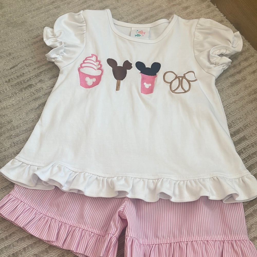 EUC. STITCHY FISH MICKEY SNACKS SHORT SET. SIZE 3T.